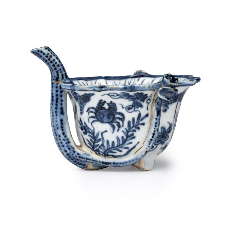 A Chinese blue and white lotus leaf-shape 'Aquatic Animals' straw cup - 图2