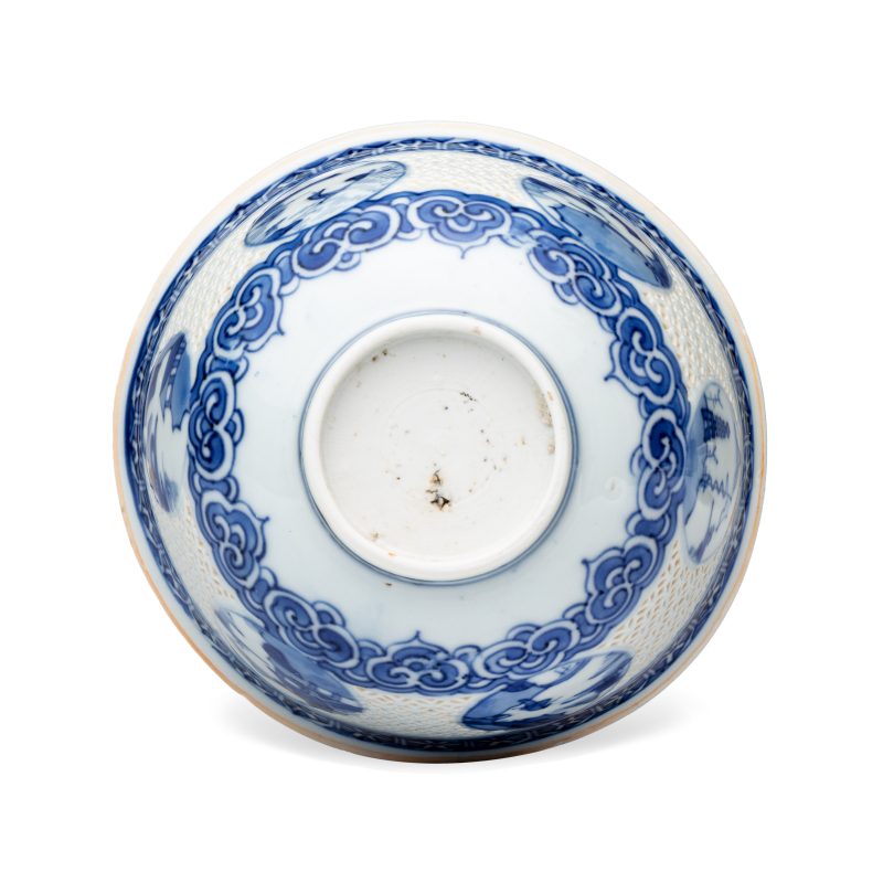 A pair of Chinese blue and white reticulated 'Linglong' bowls with landscape panels - 图17
