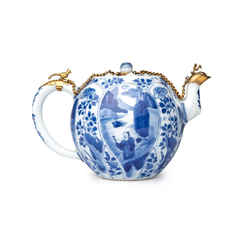 A pair of Chinese blue and white lotus-shaped teapots with mounts - 图4