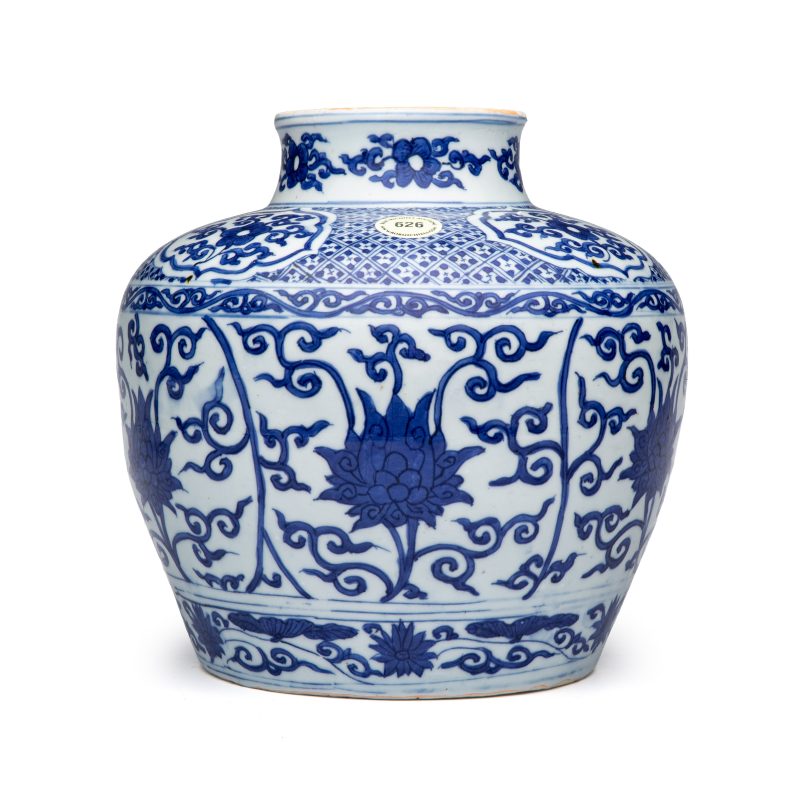 A Chinese blue and white 'Lotus Scroll' jar - 图3