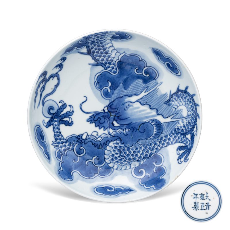 A Chinese blue and white 'Dragon' plate