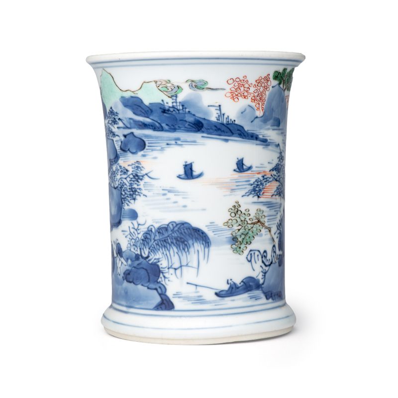 A Chinese blue and white, iron-red-decorated and green-enamelled 'Mountainous Riverscape' brushpot (Bitong) - 图3
