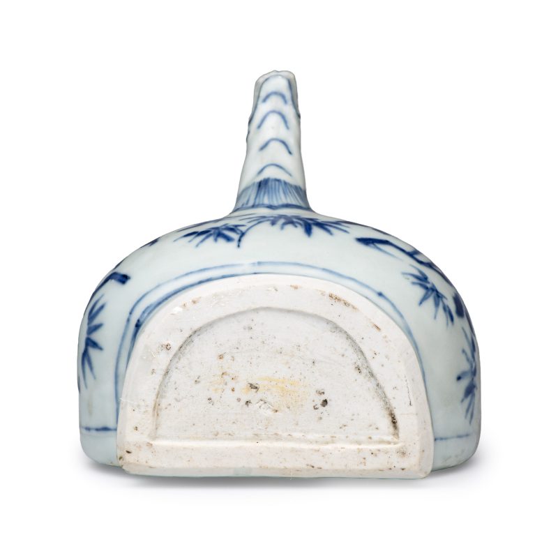 A rare Chinese blue and white wall kendi with a zoomorphic spout, Hatcher Cargo - 图7