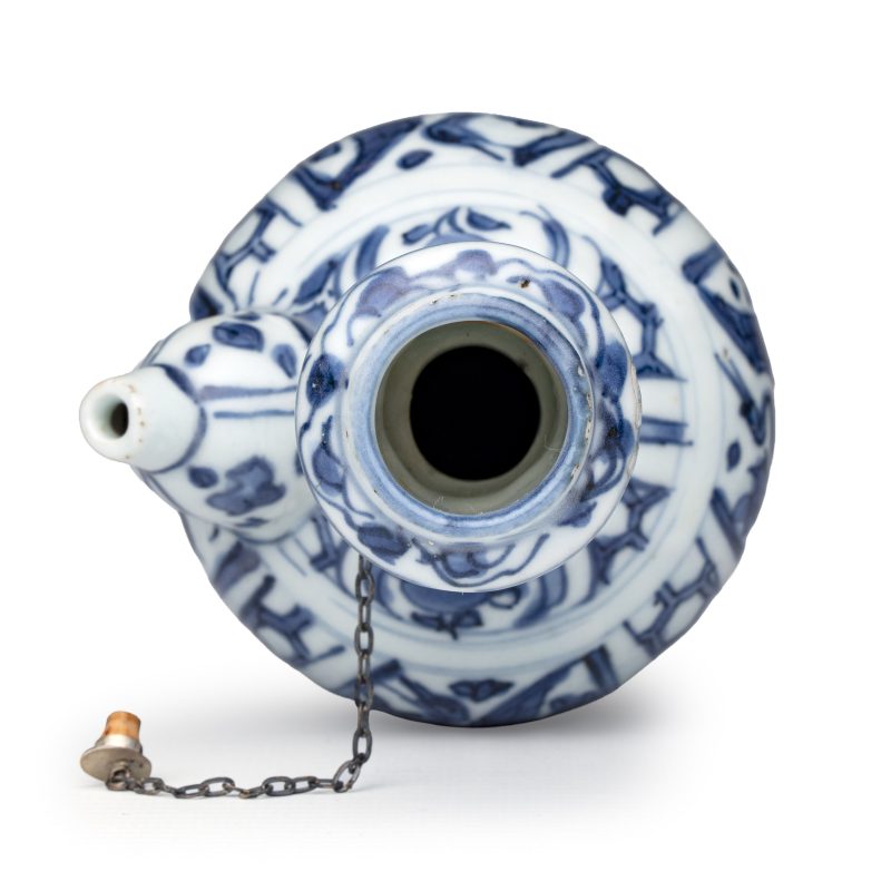 A silver-mounted Chinese blue and white 'Cranes' miniature kendi - 图6