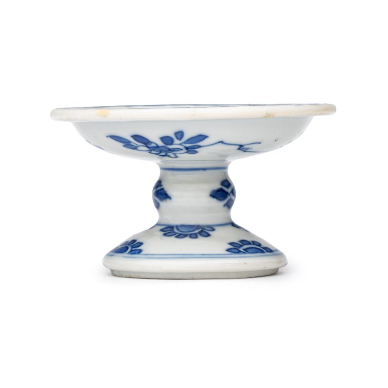 A pair of Chinese blue and white salts with antiquities design - 图10