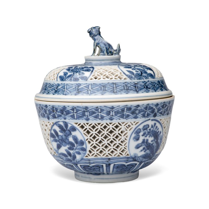 A Chinese blue and white reticulated 'Linglong' bowl and cover - 图3