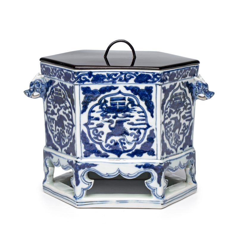 A Chinese blue and white hexagonal censer - 图2