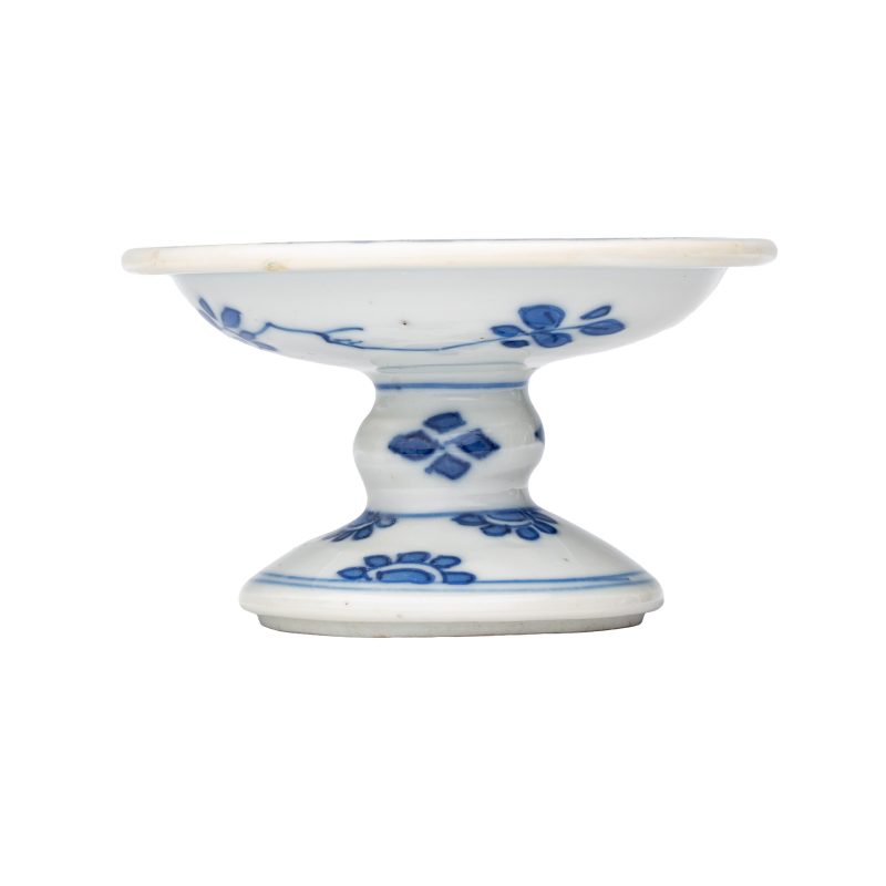 A pair of Chinese blue and white salts with antiquities design - 图11
