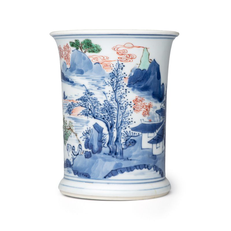 A Chinese blue and white, iron-red-decorated and green-enamelled 'Mountainous Riverscape' brushpot (Bitong) - 图4