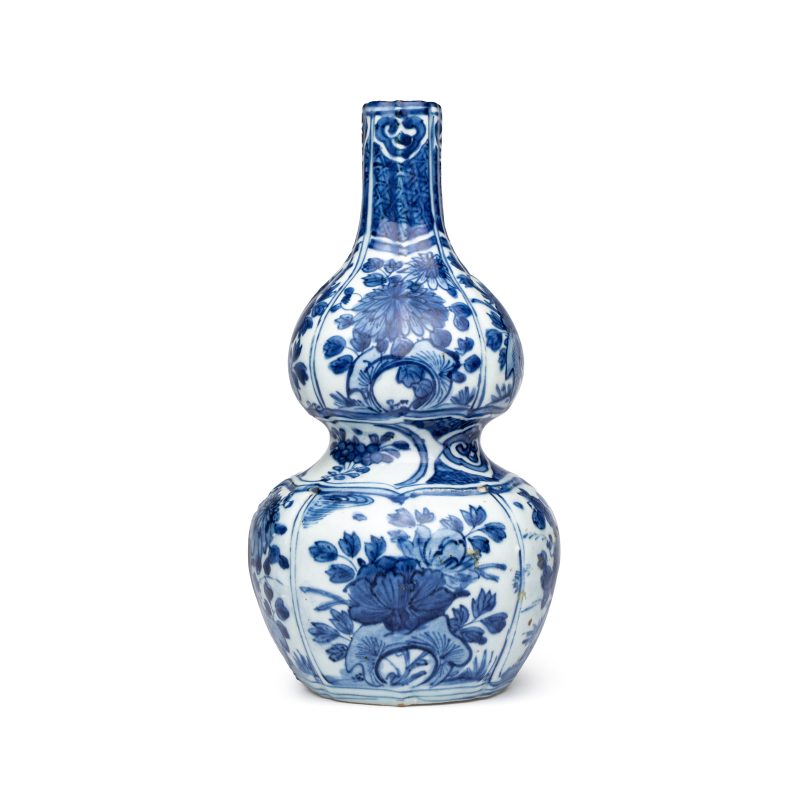 A Chinese blue and white double-gourd vase with floral design - 图2
