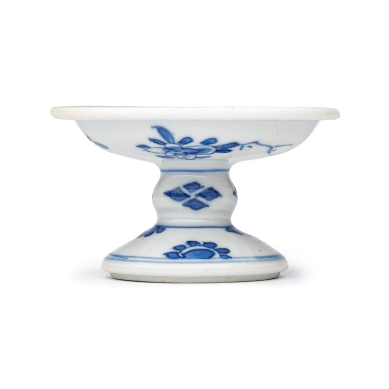 A pair of Chinese blue and white salts with antiquities design - 图12