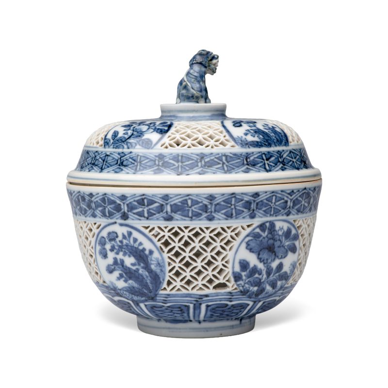 A Chinese blue and white reticulated 'Linglong' bowl and cover - 图4