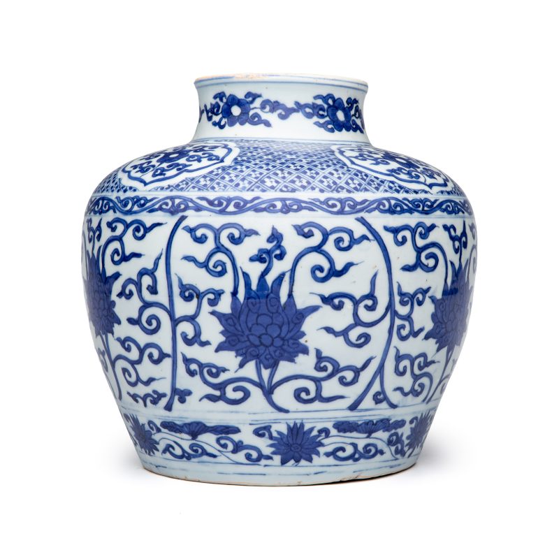 A Chinese blue and white 'Lotus Scroll' jar - 图4