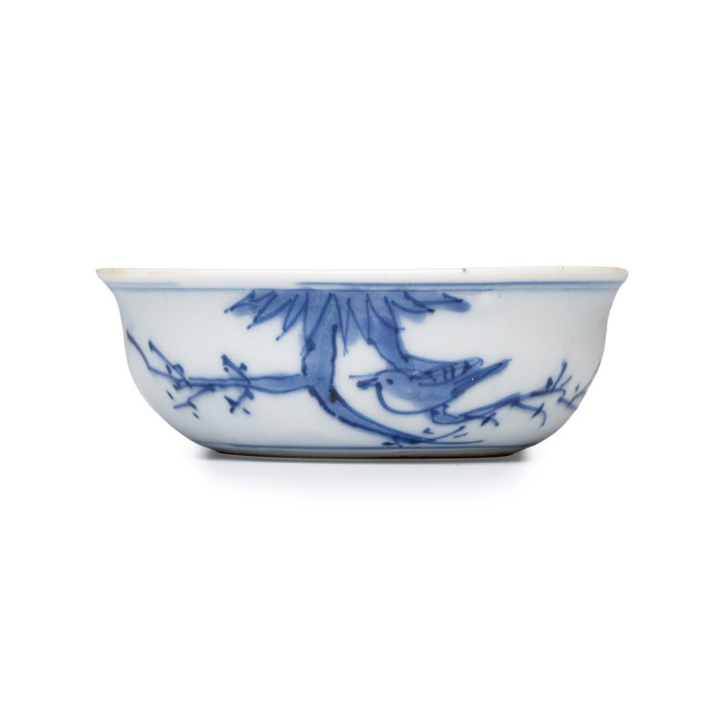 A rare Chinese blue and white 'Flower Basket' shallow bowl - 图2