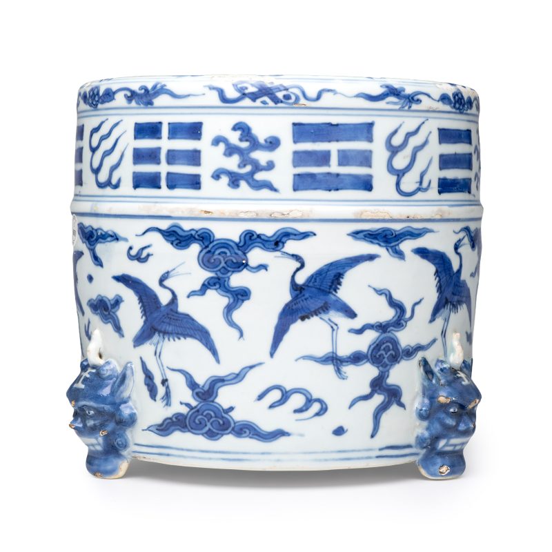 A Chinese blue and white 'Cranes' cylindrical tripod censer - 图3