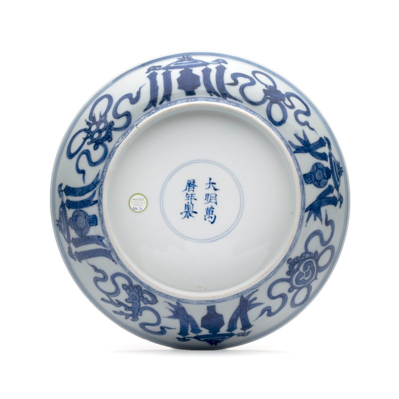 An extremely rare pair of Chinese blue and white 'Foreigners Presenting Treasures' plates - 图5