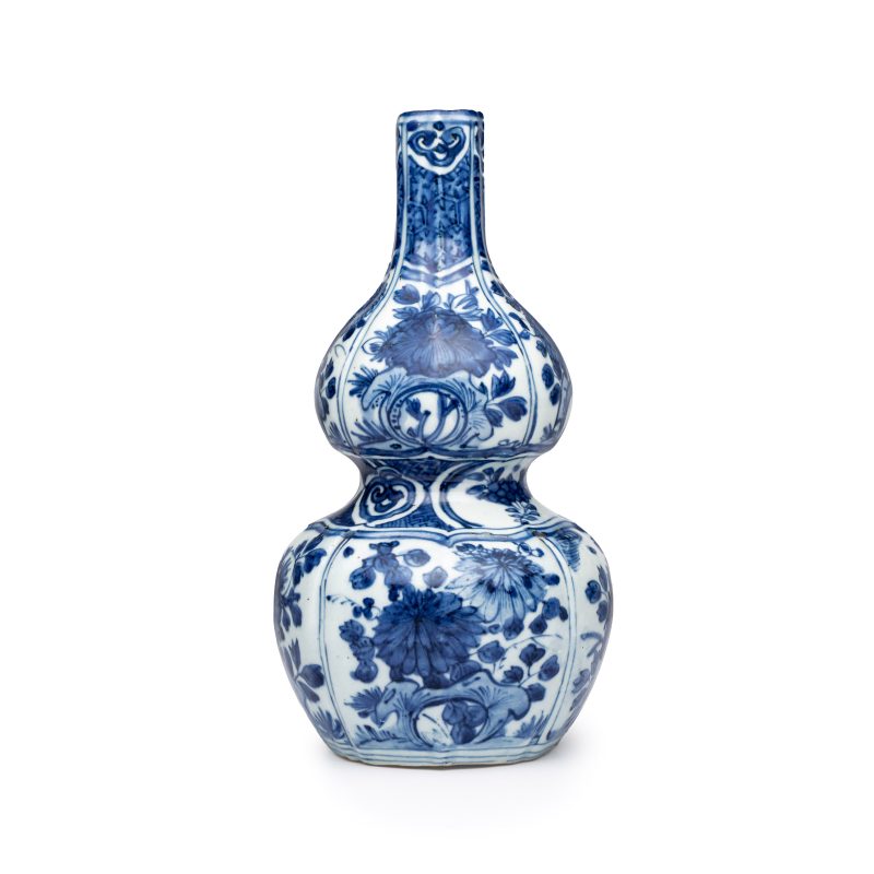 A Chinese blue and white double-gourd vase with floral design - 图3