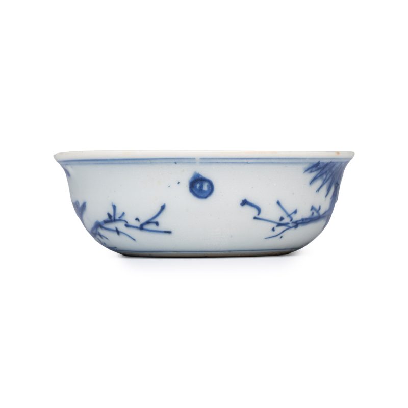 A rare Chinese blue and white 'Flower Basket' shallow bowl - 图3