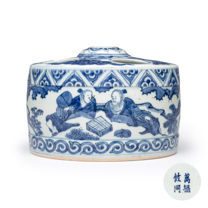 A Chinese blue and white circular 'Scholars' brush and ink stand - 图1