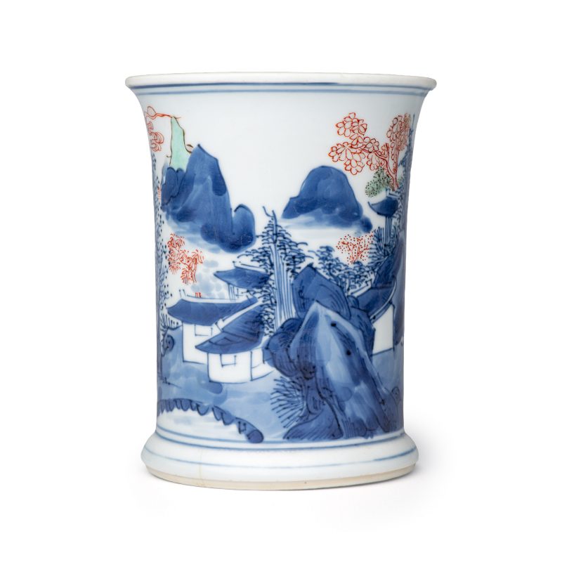 A Chinese blue and white, iron-red-decorated and green-enamelled 'Mountainous Riverscape' brushpot (Bitong) - 图5
