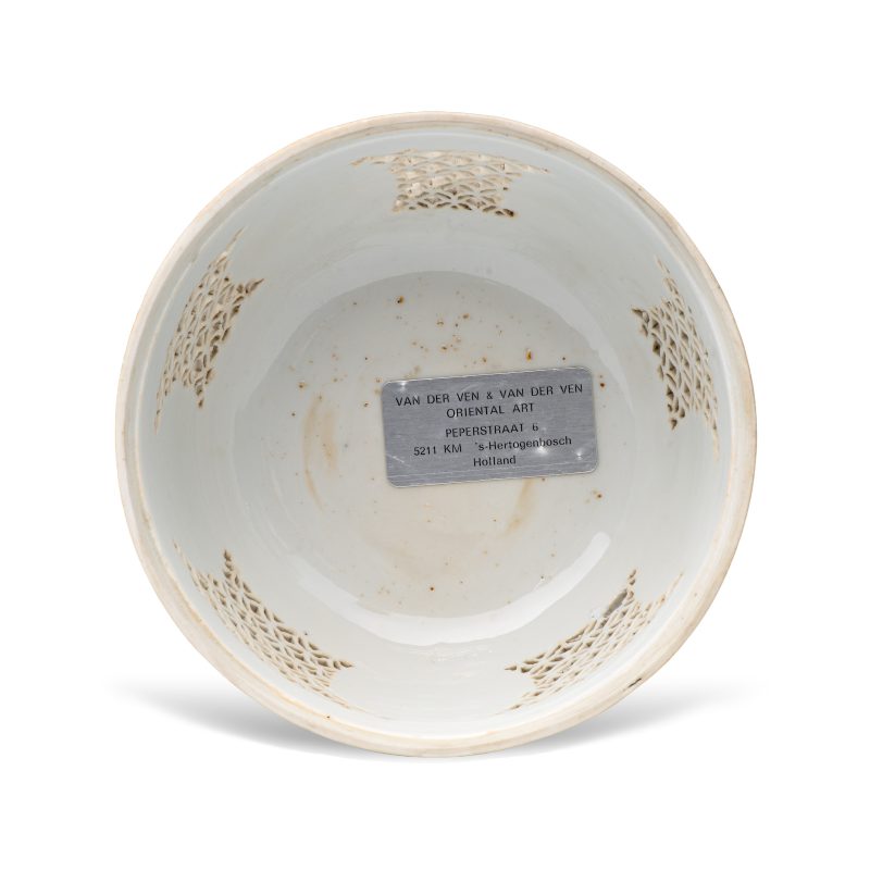 A Chinese blue and white reticulated 'Linglong' bowl and cover - 图5