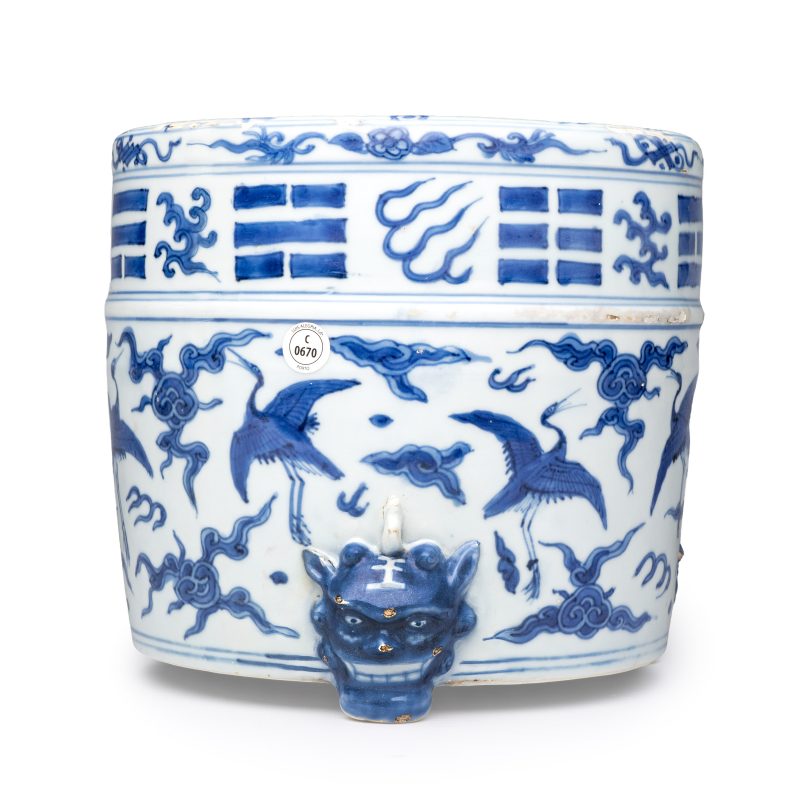 A Chinese blue and white 'Cranes' cylindrical tripod censer - 图4