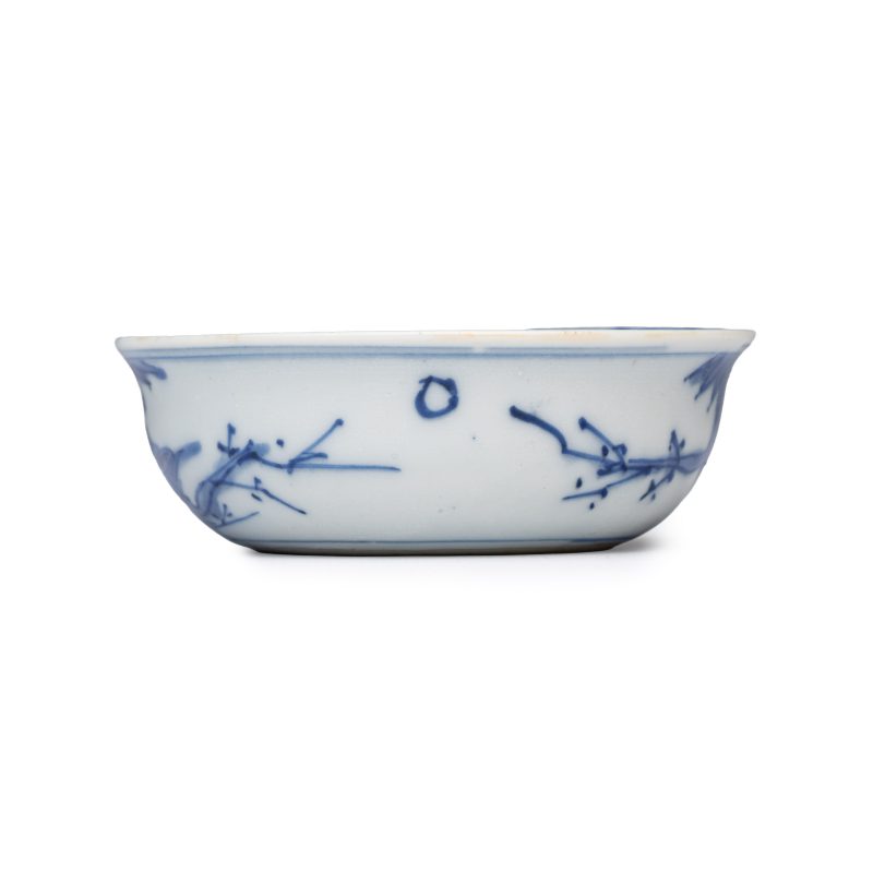 A rare Chinese blue and white 'Flower Basket' shallow bowl - 图4