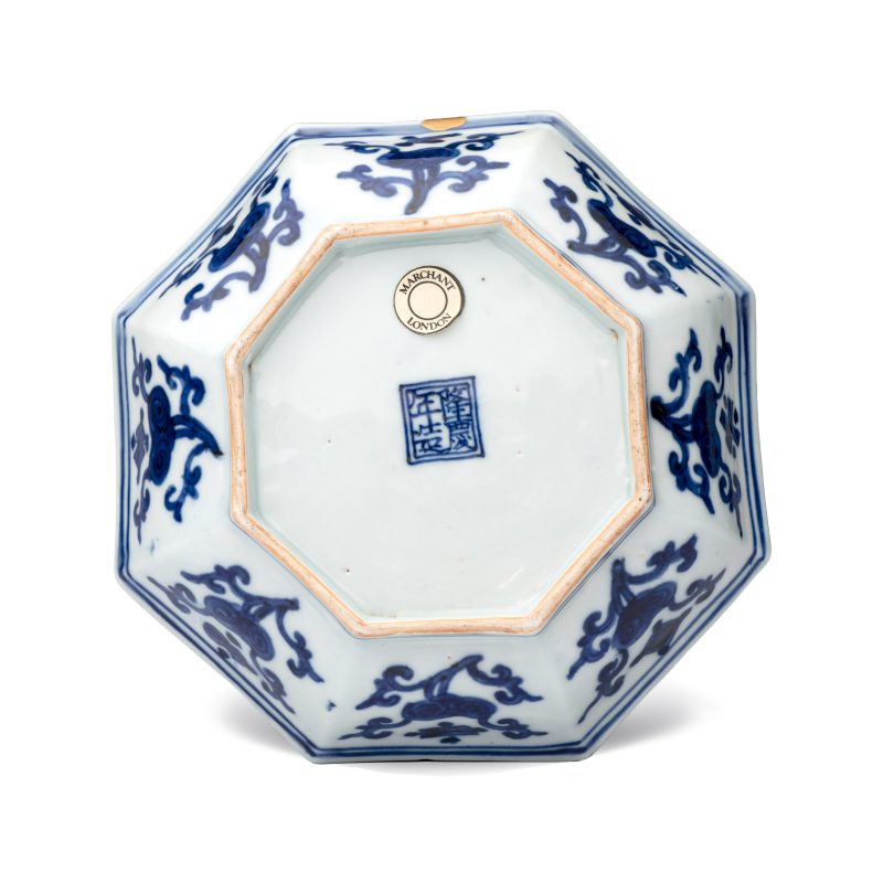 A Chinese blue and white 'Magpies among Peony' octagonal plate - 图2