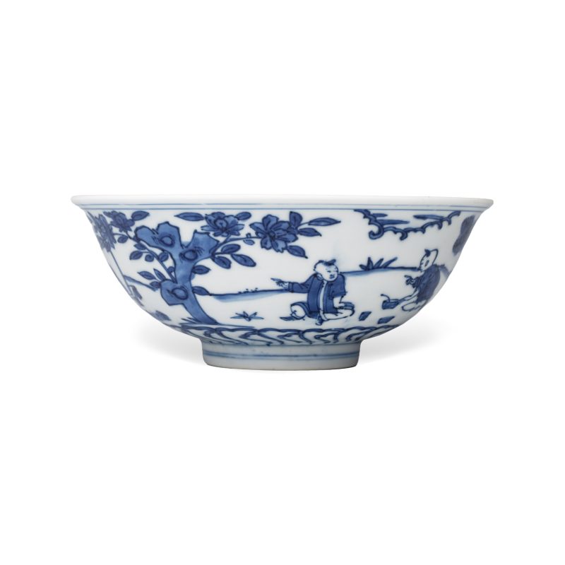 A Chinese blue and white 'Sima Guang Breaking the Vat' bowl - 图2