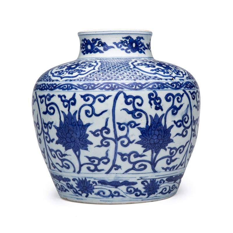 A Chinese blue and white 'Lotus Scroll' jar - 图5
