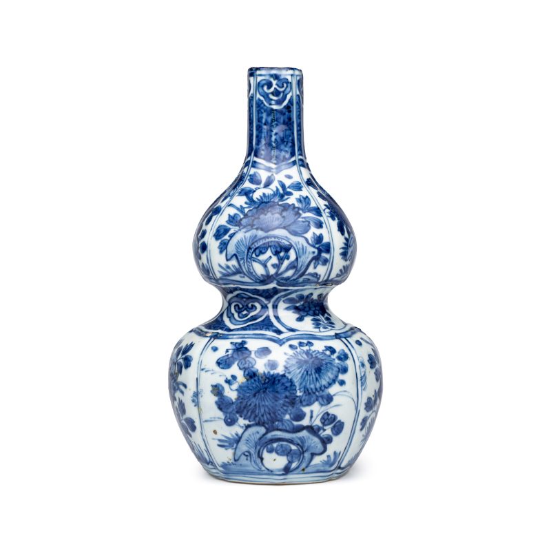 A Chinese blue and white double-gourd vase with floral design - 图4