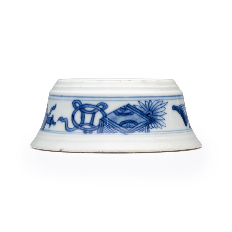A pair of Chinese blue and white salt trenchers with antiquities design - 图11