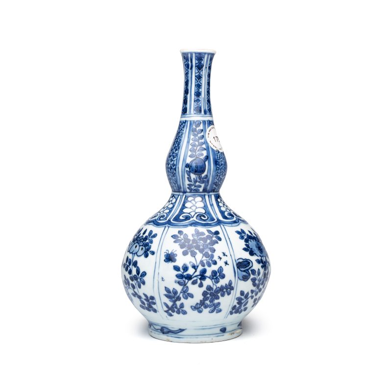 A Chinese blue and white double-gourd vase with floral design - 图6