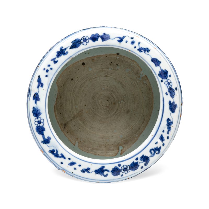 A Chinese blue and white 'Luohan' cylindrical tripod censer - 图9