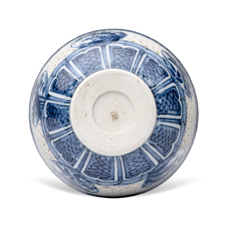 A Chinese blue and white reticulated 'Linglong' bowl and cover - 图6