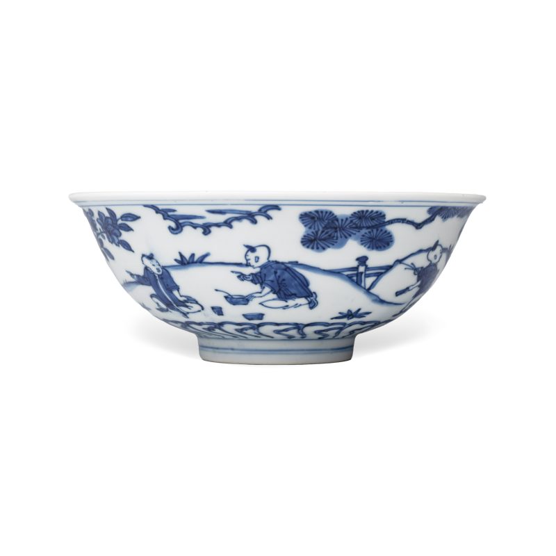A Chinese blue and white 'Sima Guang Breaking the Vat' bowl - 图3