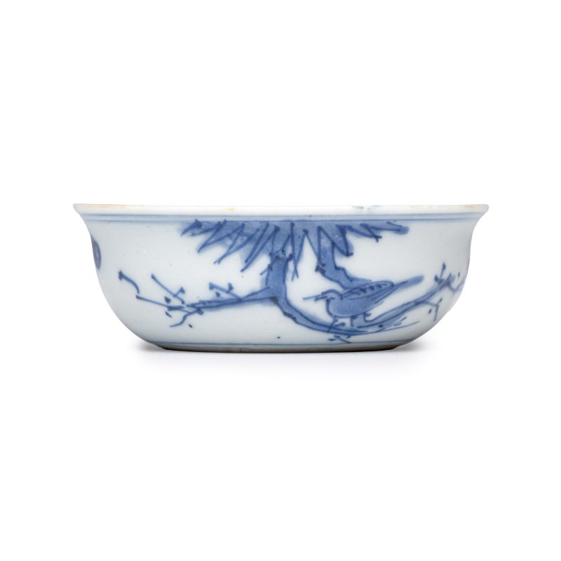 A rare Chinese blue and white 'Flower Basket' shallow bowl - 图5
