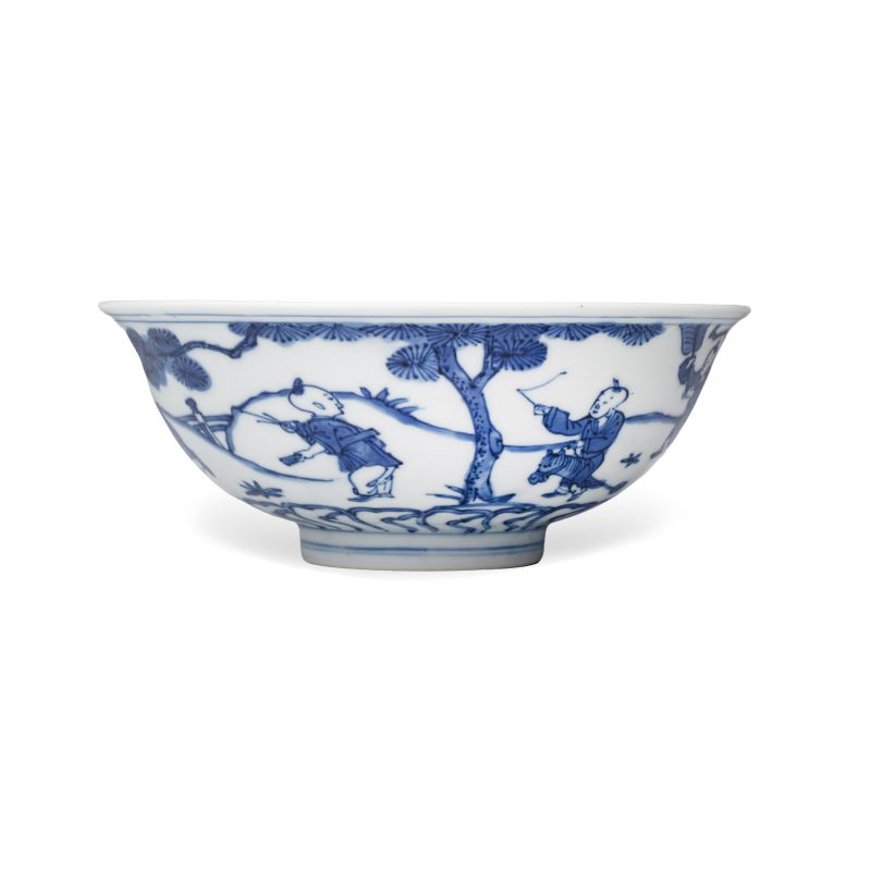 A Chinese blue and white 'Sima Guang Breaking the Vat' bowl - 图4