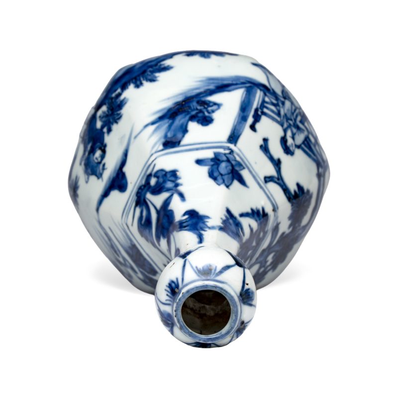 A Chinese blue and white garlic-mouth bottle vase - 图7