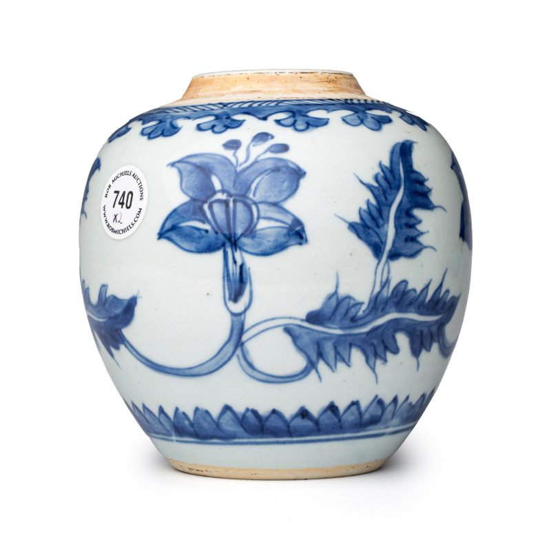 A pair of Chinese blue and white jars with floral design - 图11