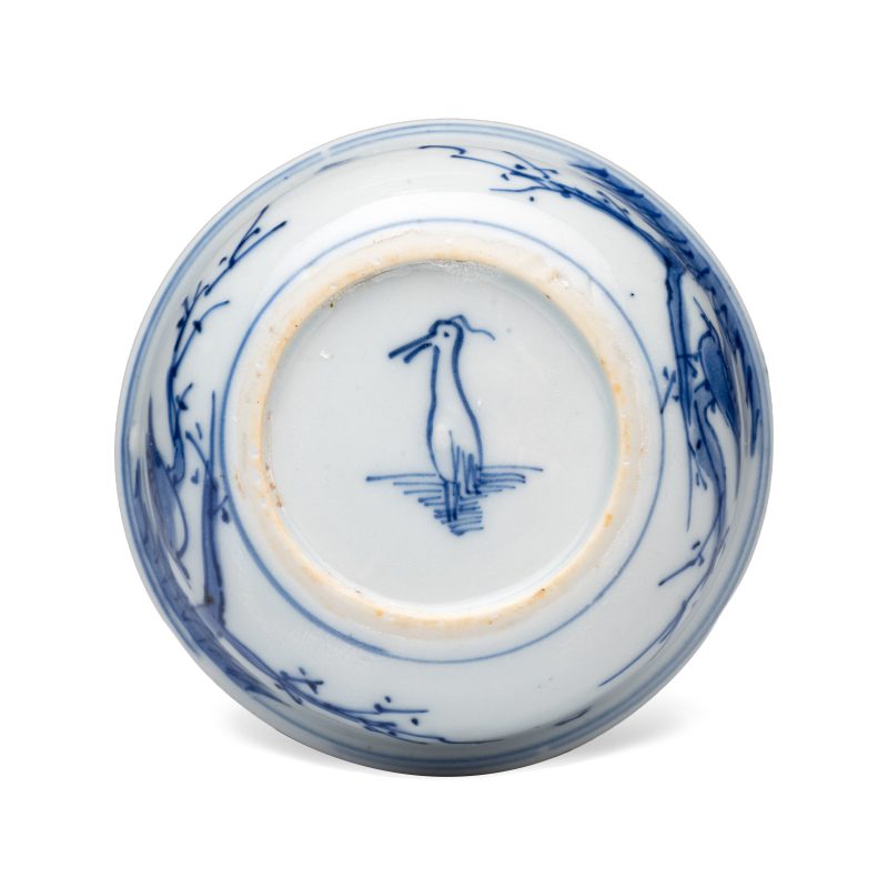 A rare Chinese blue and white 'Flower Basket' shallow bowl - 图6