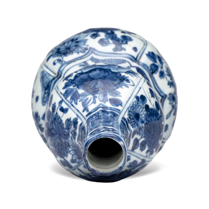 A Chinese blue and white double-gourd vase with floral design - 图5