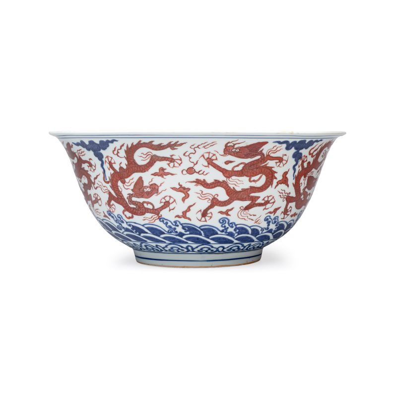 A Chinese blue, white and iron-red 'Dragons' bowl - 图4