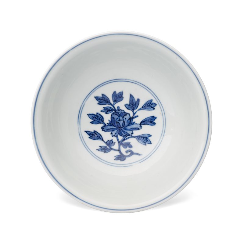A Chinese blue and white 'Sima Guang Breaking the Vat' bowl - 图5
