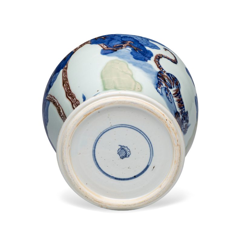 A pair of Chinese underglaze-blue, copper-red and celadon-glazed 'Dragon and Tiger' vases and covers - 图15