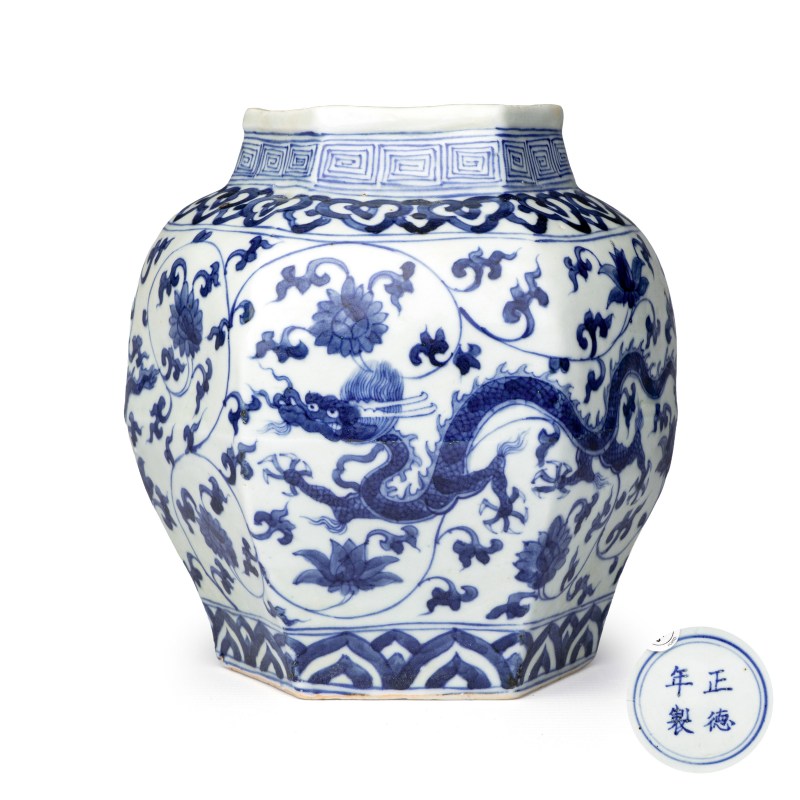 A Chinese blue and white 'Dragons among Lotus Scroll' hexagonal vase - 图1