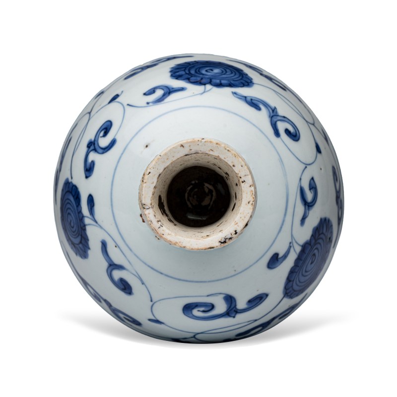 A Chinese blue and white 'Flower Scroll' stem cup - 图7