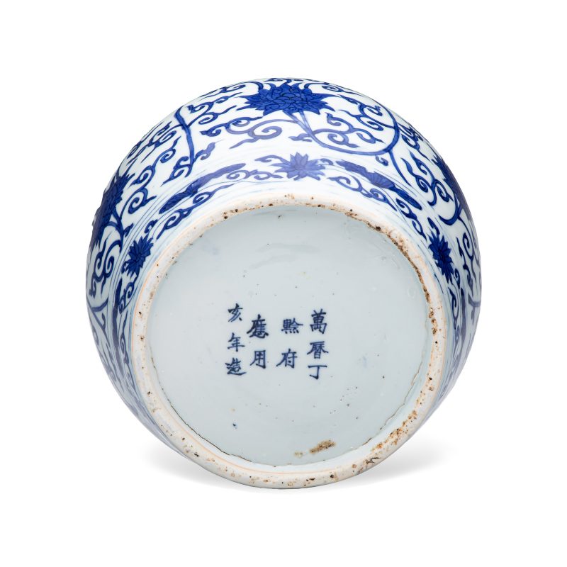 A Chinese blue and white 'Lotus Scroll' jar - 图7