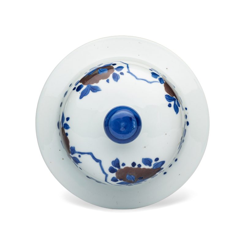 A pair of Chinese underglaze-blue, copper-red and celadon-glazed 'Dragon and Tiger' vases and covers - 图16