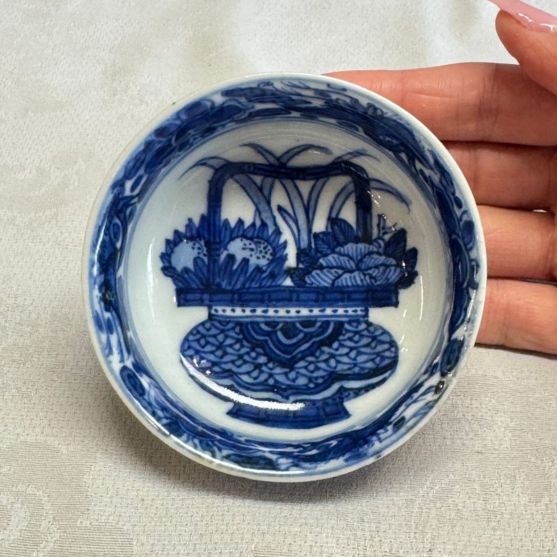 A rare Chinese blue and white 'Flower Basket' shallow bowl - 图9